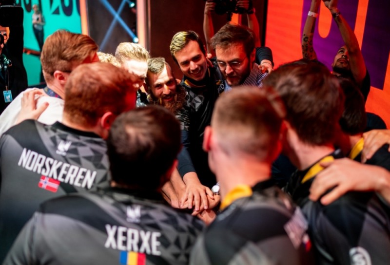 가장 먼저 8강에 오른 스플라이스 선수들(사진=라이엇 게임즈 제공).