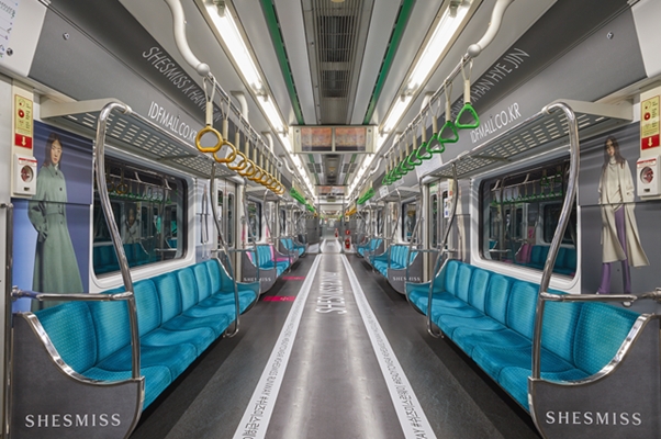 쉬즈미스, 지하철 랩핑 광고 진행… 2호선 열차를 런웨이로