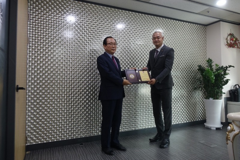 OK Group 김성혁회장(오른쪽), (사)한류문화산업진흥원 부총재 취임 / 사진=한류문화산업진흥원