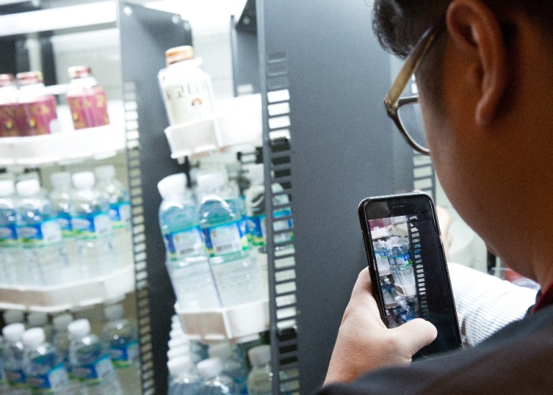 사진=한 참석자가 RotoShelf 제품 체험 및 사진 촬영을 진행하고 있다.