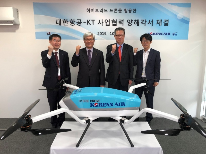 대한항공은 18일, KT와 ‘서울 국제 항공우주 및 방위산업 전시회’(ADEX)에서 ‘하이브리드 드론을 활용한 사업협력’ MOU를 체결했다. 이를 통해 양사는 다양한 사업분야에서 시너지 효과를 창출할 것으로 기대하고 있다. 사진은 김인화 대한항공 항공우주사업본부 본부장(오른쪽에서 두번째), 김영명 KT에너지플랫폼사업단장(오른쪽에서 세번째)을 비롯한 행사 관계자들이 기념 촬영을 하고 있는 모습.