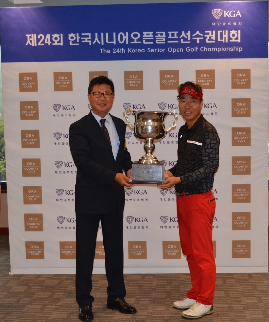 제24회 한국시니어오픈골프선수권대회 우승자 조부건(우). 사진-KPGA 제공