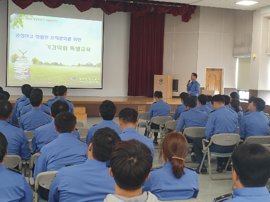 채광철 목포해경서장이 10월중 직장교육과 음주운전 근절을 위한 4대비위 특별교육을 하고 있다./사진=목포해경