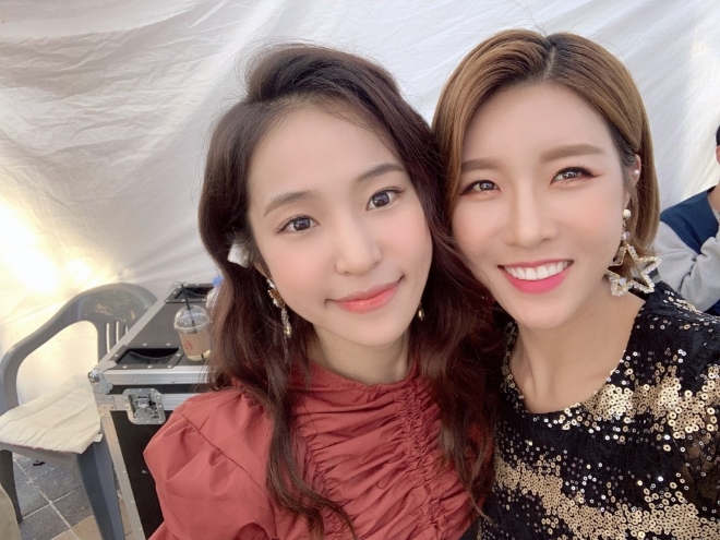 가수 홍자와 진달래