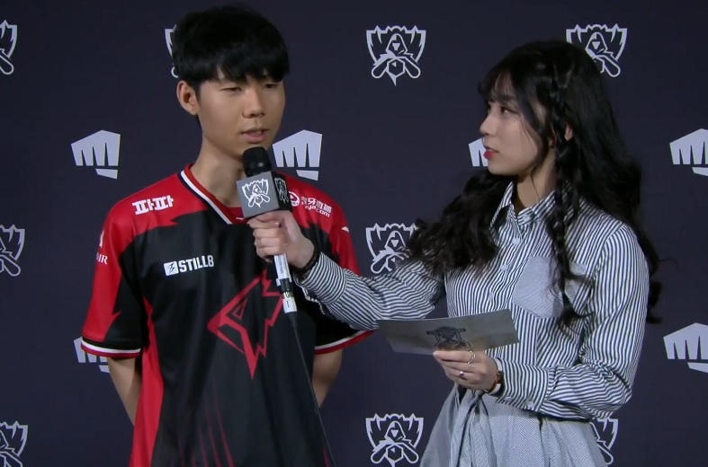 그리핀의 서포터 '리헨즈' 손시우가 방송 인터뷰에 임하고 있다(왼쪽, 사진=생중계 화면 캡처).