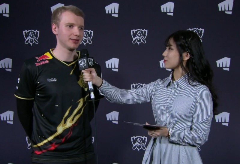 G2 e스포츠의 정글러 'Jankos' 마르킨 얀코프스키가 방송 인터뷰에 임하고 있다(왼쪽, 사진=생중계 화면 캡처).