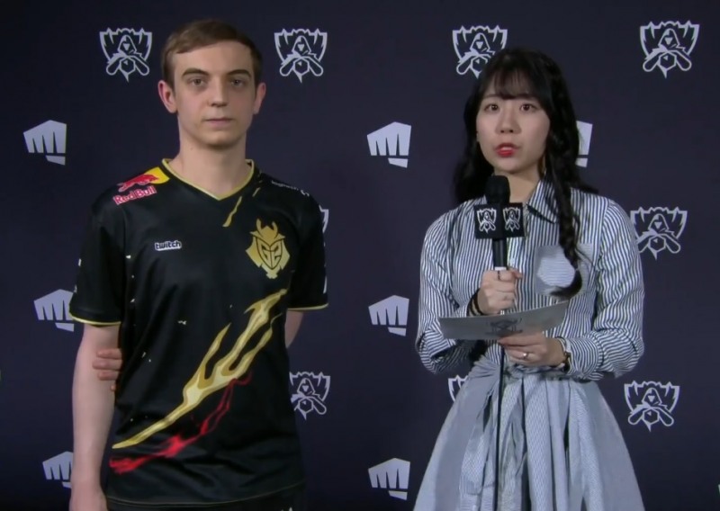 G2 e스포츠의 미드 라이너 'Caps' 라스무스 빈테르가 방송 인터뷰에 임하고 있다(왼쪽, 사진=생중계 화면 캡처).