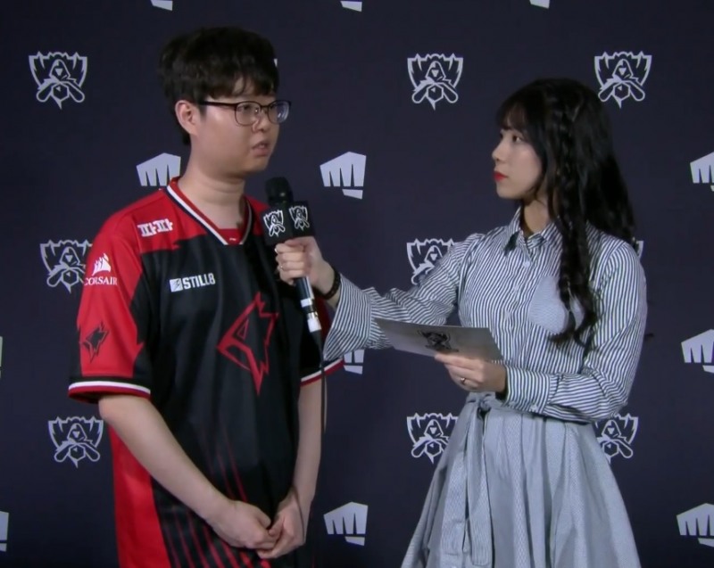 그리핀의 톱 라이너 '소드' 최성원이 방송 인터뷰에 응하고 있다(왼쪽, 사진=생중계 화면 캡처).