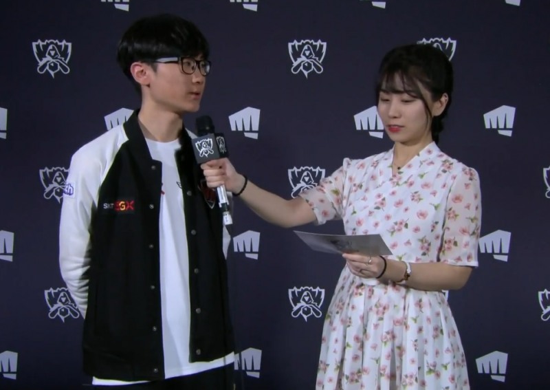 SK텔레콤 T1의 서포터 '에포트' 이상호가 방송 인터뷰에 임하고 있다(왼쪽, 사진=생중계 화면 캡처).