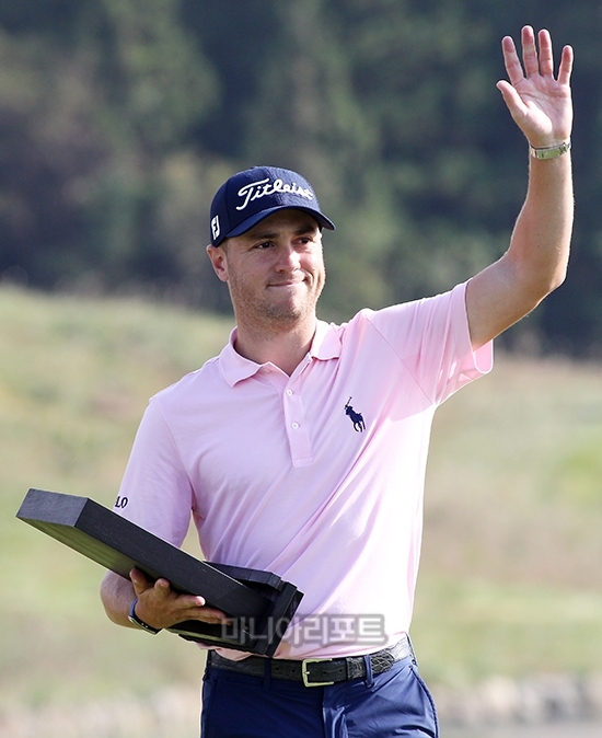 두번째 CJ컵 트로피를 품에 안은 저스틴 토머스. 제주=김상민 기자