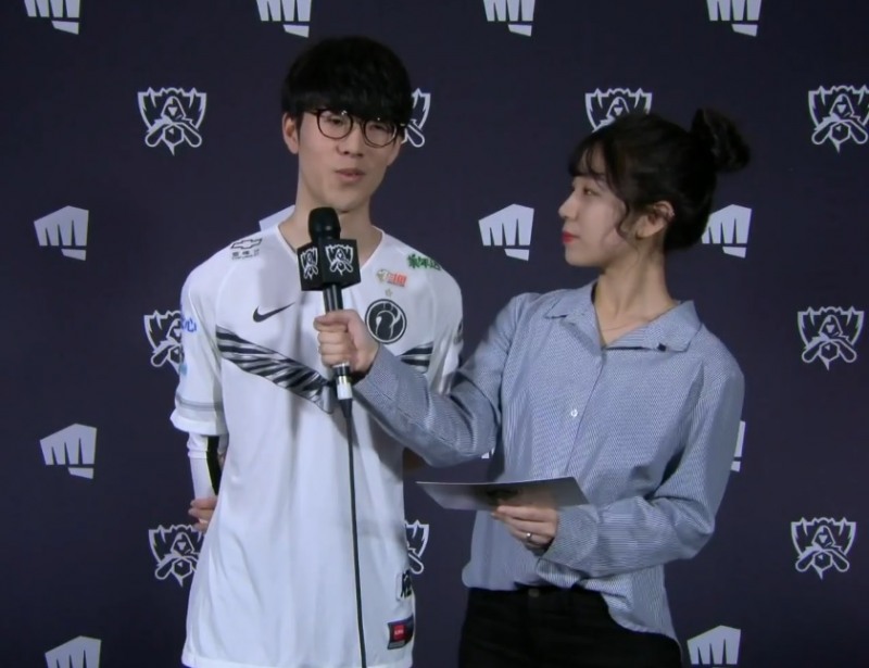 IG의 톱 라이너 '더샤이' 강승록이 방송 인터뷰에 응하고 있다(왼쪽, 사진=생중계 화면 캡처).