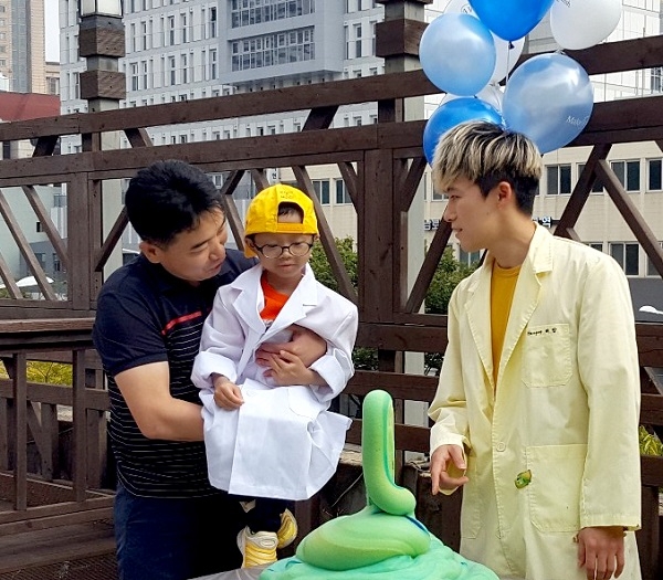 사진=지난 5일 서울시 강남구 논현동에 위치한 허팝연구소에서 장한준 아동(가운데)이 크리에이터 허팝(오른쪽)과 만나 코끼리 치약 실험을 함께했다.