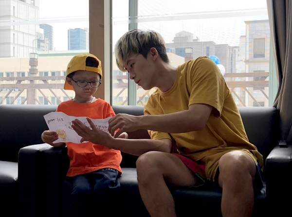 사진=투병 생활 중에도 크리에이터 허팝 영상을 빠짐없이 봤다는 장한준 아동(왼쪽)이 평소 가장 좋아하는 허팝(오른쪽)을 만나 평소 궁금했던 내용을 질문지로 준비해 대화를 나누고 있다.