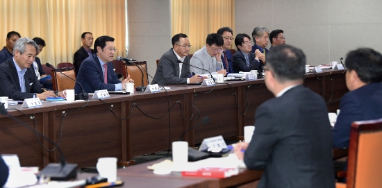 이용섭 광주광역시장은 21일 오전 시청 중회의실에서 열린 ‘공공기관장 회의’를 주재하고 인공지능 중심도시 만들기에 공공기관 역량을 결집해줄 것과 변화와 속도의 시대에 '혁신'할 것 등을 주문했다./사진=광주광역시
