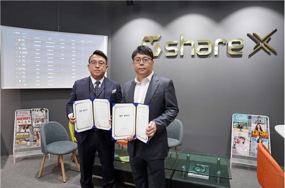 사진=업무협약식 후 기념촬영을 하고 있다. 좌)박상선 대표, 윤운정 대표(우