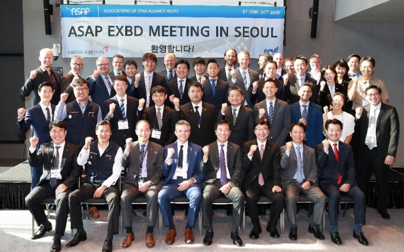21일(월), 서울 마포구 라이즈 호텔에서 열린 'ASAP 대표자 회의'에 참석한 아시아나항공 한창수 사장(첫번째 줄 왼쪽 5번째)과 김영곤 조종사노조 위원장(첫번째 줄 왼쪽 3번째), 유나이티드항공 브라이언 캐스타일(Brian Castile) ASAP 의장(첫번째 줄 왼쪽 4번째) 및 스타얼라이언스 항공사 조종사 협회(ASAP, Associaton of Star Alliance Pilot) 대표자들이 안전운항에 대한 각오를 다지며 화이팅을 외치고 있다.