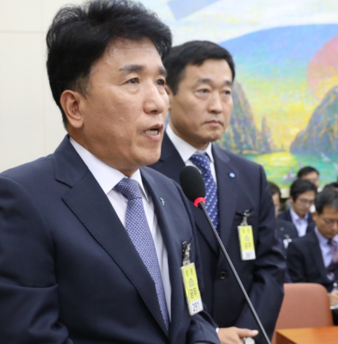 (사진=뉴시스) 함영주 하나금융그룹 부회장이 21일 오후 서울 여의도 국회 정무위원회에서 열린 금융위원회 금융감독원 종합 국정감사에 증인으로 출석해 의원들의 질의에 답하고 있다. 오른쪽은 정채봉 우리은행 부행장.