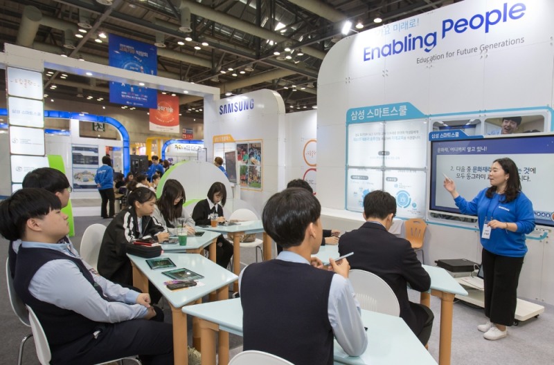 23일 일산 킨텍스에서 열린 '2019 교육기부 박람회'에서 학생들이 삼성전자 전시 부스를 방문해 다양한 교육 프로그램을 체험해보고 있다.