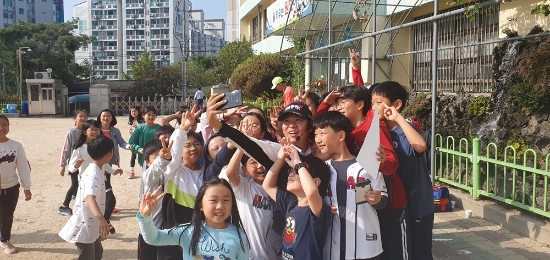 22일(화) 서울 원효초등학교를 방문한 염은호. 사진=KPGA 제공