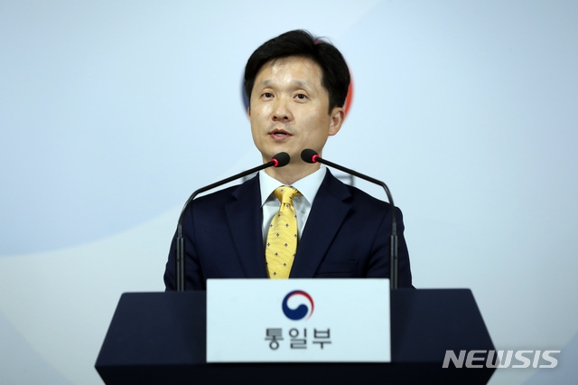 이상민 통일부 대변인이 23일 서울 종로구 정부서울청사 브리핑룸에서 열린 금강산 남측 시설 철수 관련 통일부 브리핑에서 취재진의 질문에 답변하고 있다.