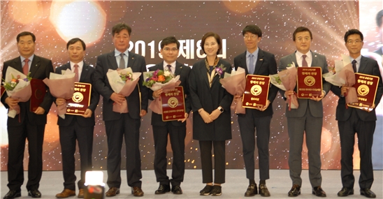 대한민국 교육기부 대상 시상식에서 박길수 도로교통공단 교육이사(왼쪽 끝)가 참석해 기념촬영하고 있다.