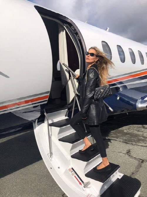 케이트 모스, 메트로시티 크로스백으로 매혹적인 올블랙 공항 패션 완성