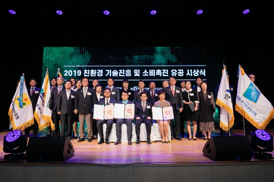 (재)전라남도환경산업진흥원은 서울 코엑스에서 열린 2019 대한민국 친환경대전에서 국무총리 기관표창을 수상했다./사진=전라남도