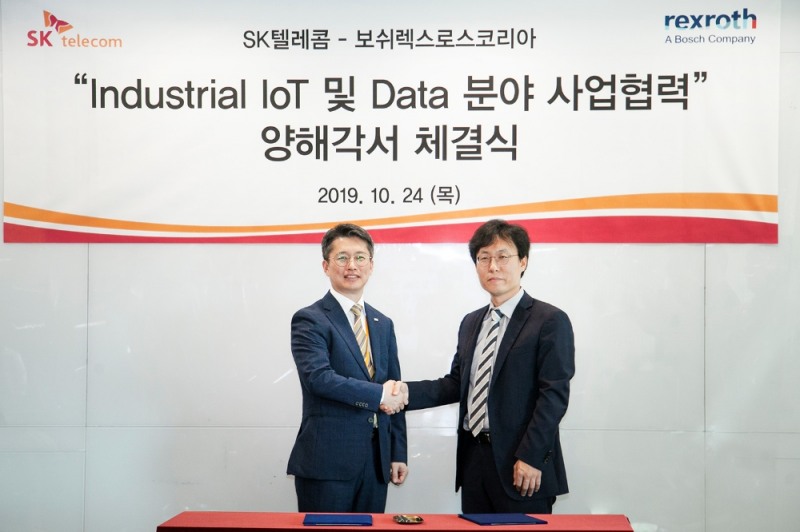 협약식 종료 후 최낙훈 SK텔레콤 5GX IoT/Data그룹장(오른쪽)과 김신 보쉬렉스로스코리아 대표가 기념사진을 촬영하고 있다.