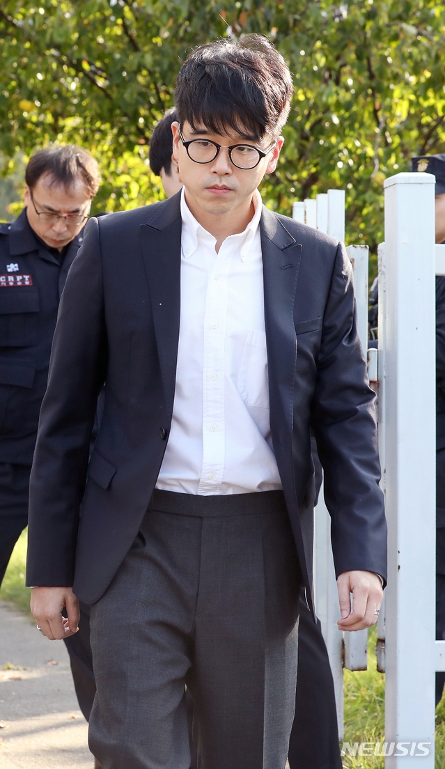 (사진=뉴시스) 이재현 CJ그룹 회장의 장남 이선호(29)씨가 24일 오후 인천 미추홀구 인천지방법원에서 열린 해외에서 변종대마를 흡연하고 밀반입한 혐의에 대한 1심 선고공판에서 집행유예를 선고 받고 석방되고 있다.