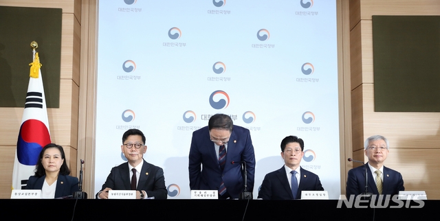 (사진=뉴시스) 홍남기 부총리 겸 기획재정부 장관이 25일 서울 종로구 정부서울청사 별관 브리핑실에서 대외경제장관회의 결과 및 WTO 개도국 논의 대응방향 발표에 앞서 인사하고 있다. 왼쪽부터 유명희 산업통상자원부 통상교섭본부장, 김현수 농림축산식품부 장관, 홍 부총리, 노형욱 국무조정실장, 이태호 외교부 제2차관.