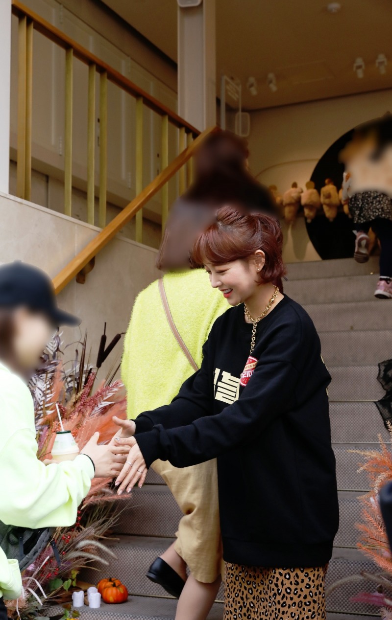 활짝 웃으며 악수하는 임블리, “오래 기다리셨죠? 정말 감사해요”