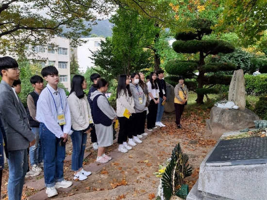 광주시교육청이 관내 고등학교 학생회장 및 학생회 학생 60여 명을 대상으로 부산대학교 및 민주공원 탐방 했다./사진=시교육청