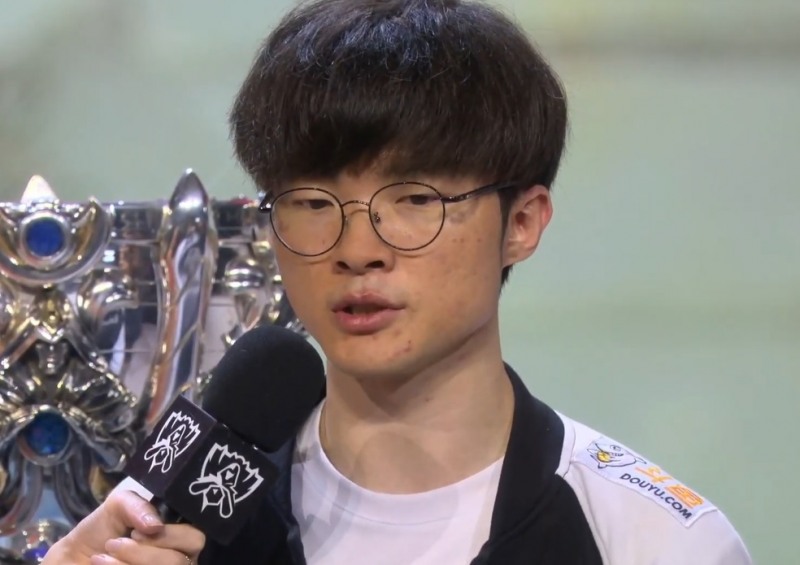 SK텔레콤 T1의 미드 라이너 '페이커' 이상혁이 방송 인터뷰에 응하고 있다(사진=생중계 화면 캡처).