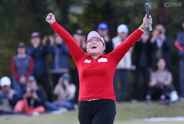 우승을 거둔 장하나가 양 팔을 들어 환호하고 있다. 사진=KLPGA