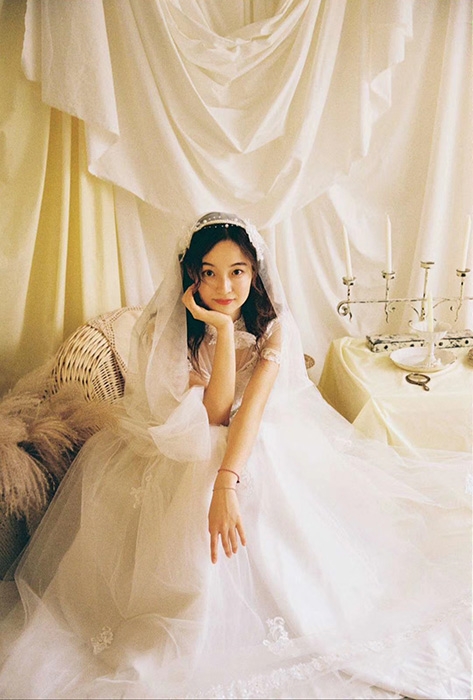 유웨이, 웨딩드레스 자태 공개…男心 사로잡는 '수려한 청순미모'