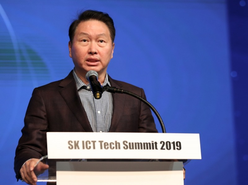 최태원 SK 회장이 28일 서울 광진구 워커힐 호텔에서 열린 ‘SK ICT Tech Summit 2019 (SK ICT 테크 서밋 2019)’ 개막식에서 개회사를 하고 있다.