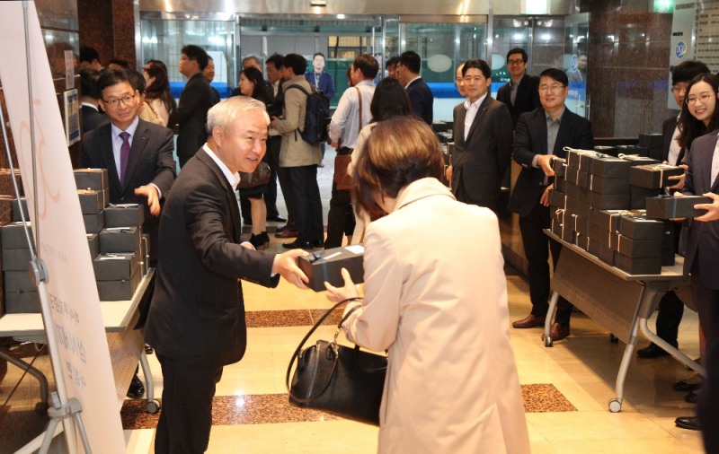 하이투자증권 김경규 사장(왼쪽)이 임원진과 함께 28일 오전 서울 여의도 본사에서 창립 30주년을 기념, 임직원 아침 챙기기 프로그램에 참여하여 출근하는 임직원들에게 아침 식사를 전달하고 있다.