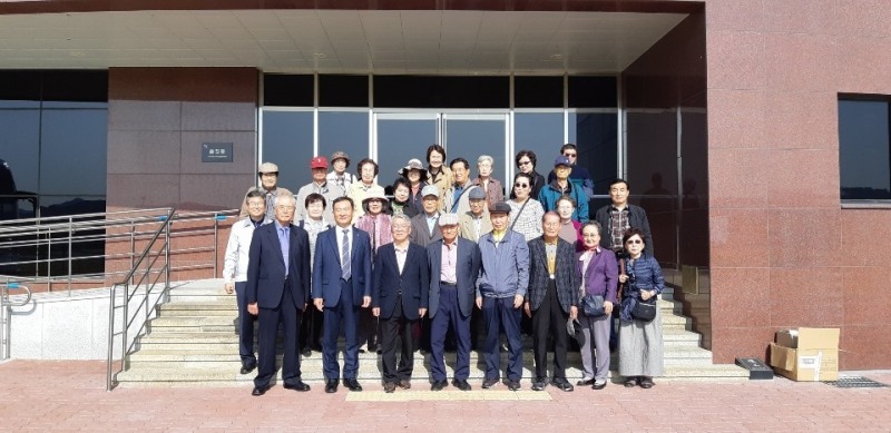 지난 25일 보령제약 예산캠퍼스 품질동에서 일락회 총무 심창구 교수(첫째줄 왼쪽에서 세번째), 일락회 이은방 회장(첫째줄 왼쪽에서 네번째), 보령제약 이삼수 사장(첫째줄 왼쪽에서 두번째) 등 일락회 회원들이 방문기념 촬영을 하고 있다.