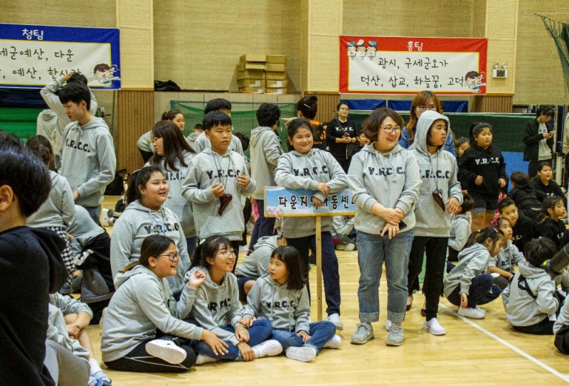 지난 19일 예산군 생활체육관에서 진행된 ‘예산군 지역아동센터연합회 한마음체육대회’에서 예산군 소재 지역아동센터 어린이 등 참석자들이 즐거운 시간을 보내고 있다