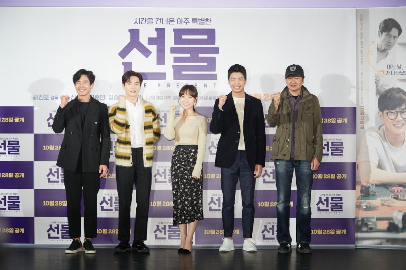 28일 롯데시네마 건대입구에서 열린 삼성전자 네번째 단편영화 '선물' 시사회에 감독과 배우들이 참석해 인사를 하고 있다. 배우 신하균, 김준면, 김슬기, 유수빈, 허진호 감독(왼쪽부터)