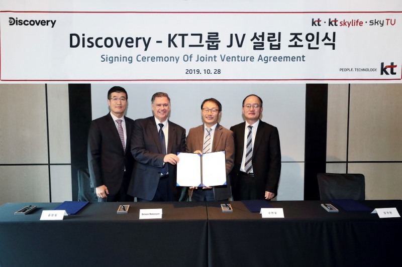 (좌측부터_스카이티브이 윤용필 사장, 디스커버리 네트웍스 아시아퍼시픽 사장 겸 해외 최고 재무책임자 사이먼 로빈슨(Simon Robinson), KT 커스터머&미디어부문장 구현모 사장, KT스카이라이프 강국현 사장)
