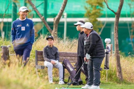 주니어 선수들과 즐거운 시간을 보내고 있는 문경준. 사진=KPGA 제공