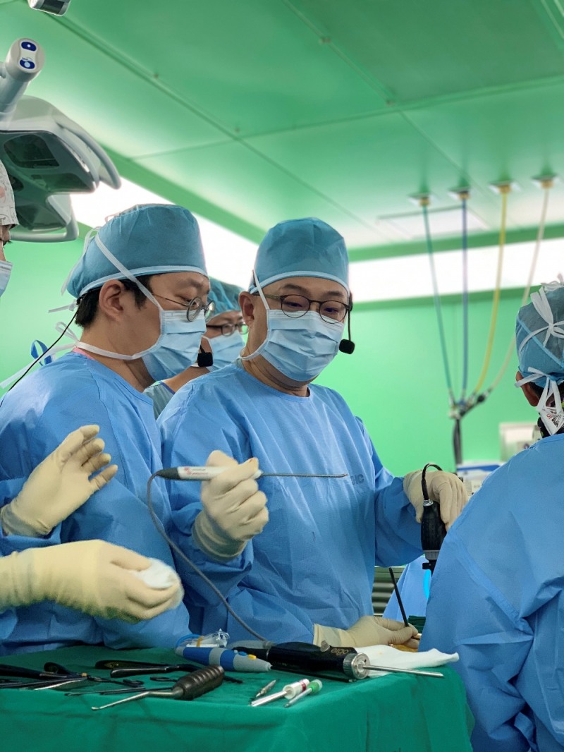 고대 안암 박시영 교수팀, 최신술기 '양방향 내시경 척추수술' 선도한다