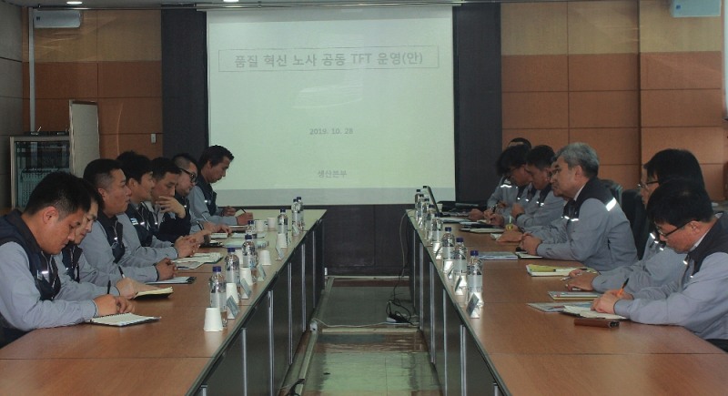 쌍용자동차 노사는 지난 28일 쌍용자동차 평택공장에서 소비자 신뢰 회복 및 품질 경쟁력 제고를 위한 ‘품질 혁신 노사 공동 TFT’를 발족하고 킥오프 (Kick-off) 미팅을 가졌다. 품질 혁신 노사 공동 TFT는 설계 및 제품 개발과 생산 나아가 A/S까지 제품 전반에 걸친 품질 혁신 활동을 확대해 나감으로써 고객 인도 차량에 대한 완벽한 품질 확보와 고객 만족도 향상을 이뤄 나갈 계획이다. 쌍용자동차 노동조합과 생산 및 품질, 연구소 등 TFT 관계자들이 킥오프 미팅에서 논의를 하고 있다.