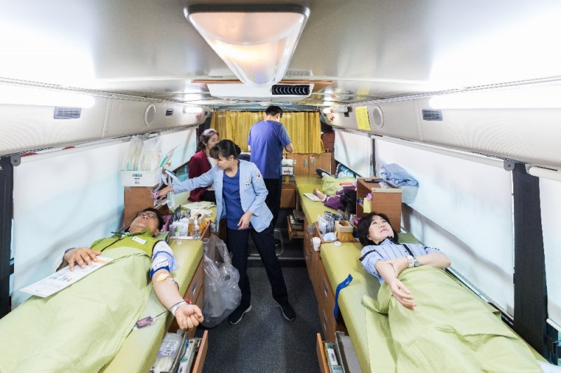 지난 10월 28일 이대목동병원에서 있은 ‘사랑의 헌혈 운동’ 행사에서 한종인 이대목동병원장(사진 오른쪽)과 허창범 전국보건의료산업노동조합 이화의료원지부장(사진 왼쪽)이 헌혈을 하고 있다.