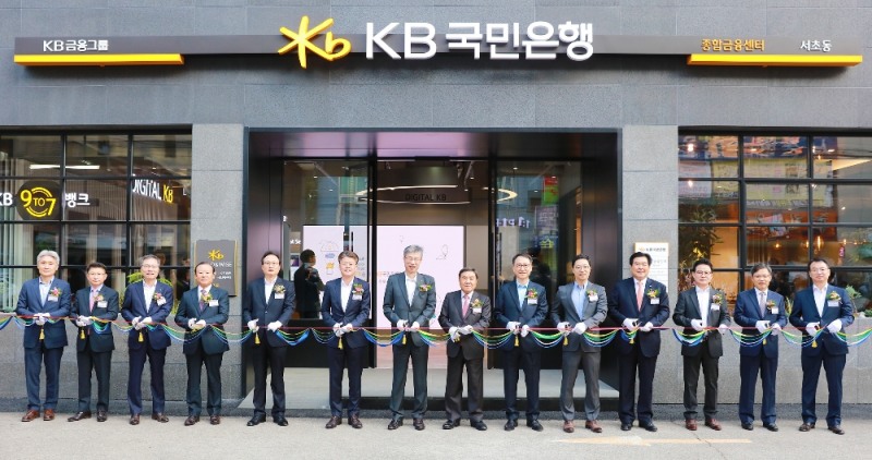 지난 28일, 서울 서초동 소재 'KB국민은행 서초동종합금융센터' 오픈식에서 참석자들이 테이프 커팅식을 하고 있다. (왼쪽에서 여섯번째) 김진선 메가박스중앙 대표이사 , (왼쪽에서 일곱번째)허인 KB국민은행장, (왼쪽에서 아홉번째) 김남일 KB국민은행 영업그룹 부행장.