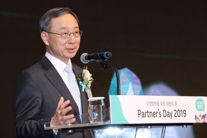 KT 황창규 회장이 인사말을 하고 있다.