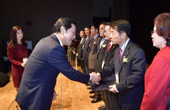 이용섭 광주광역시장이 30일 오후 광주디자인센터 이벤트홀에서 열린 '제7회 돌아오고 싶은 광주' 애향인사 초청회에 참석해 모범향우에 대한 표창장을 수여하고 있다./사진=광주광역시