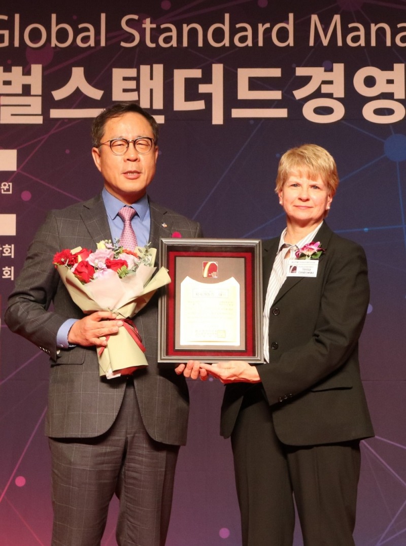 지난 30일 서울 홍은동 그랜드힐튼 호텔에서 열린 2019 글로벌스탠더드경영대상에서 정길근 CJ제일제당 부사장이 '지속가능경영대상' 대상 수상 후 기념촬영을 하고 있다.