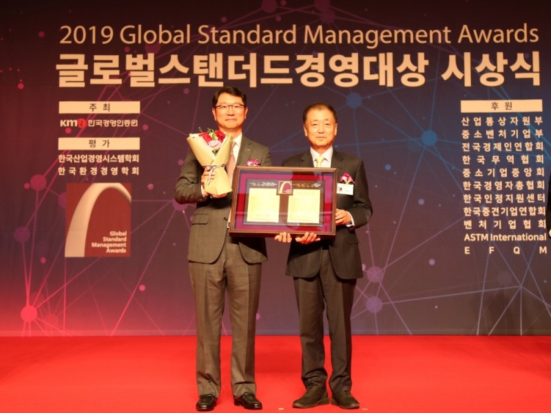 30일 서울 홍은동 그랜드힐튼호텔에서 개최된 2019 글로벌스탠더드경영대상 시상식에서 윤웅섭 일동제약 대표(왼쪽)가 최동규 글로벌경영위원회 위원장과 기념 촬영을 하고 있다.